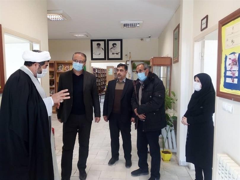 بازدید شهردار و امام جمعه از کتابخانه