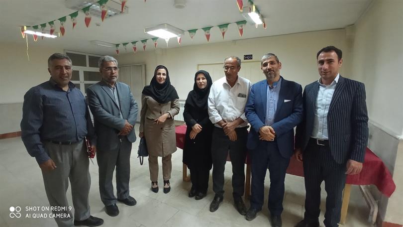 کارکنان کتابخانه ی عمومی شهید داننده و حکمت با حضور آقای ساقی نژاد بخشدار تیکمه داش  و آقای کریمی معاون سیاسی  و امنیتی فرماندار